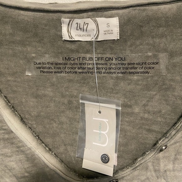 Maurices 24/7 Women's Blouse Size Small Distressed Grunge Vneck - Picture 2 of 8